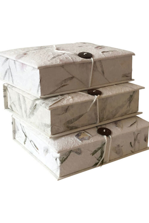 TH361 Keepsake box, closure string and button Bougainville