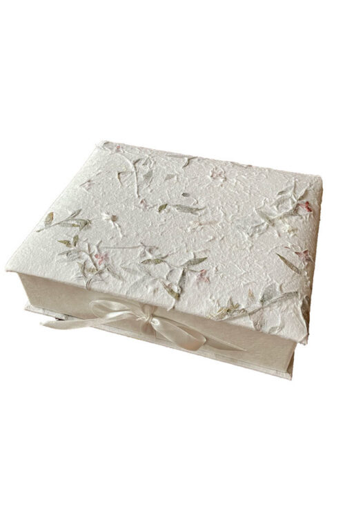 TH361D Keepsake box, closure string and button Lxora Flowers with Cord Closure